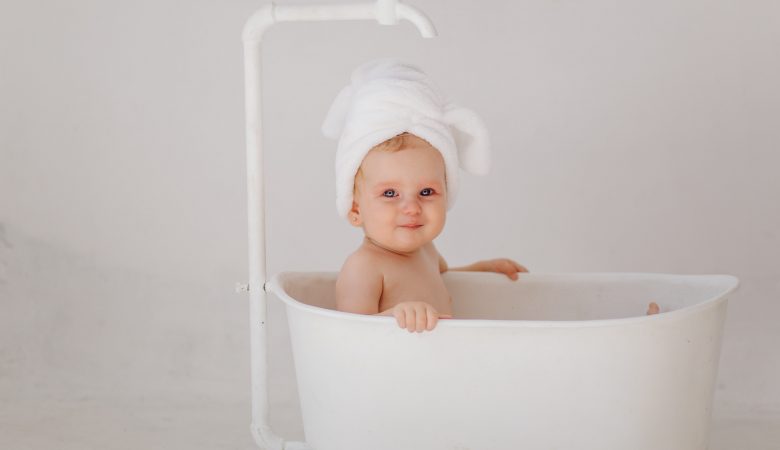 Important points of washing the baby in the first days of her birth