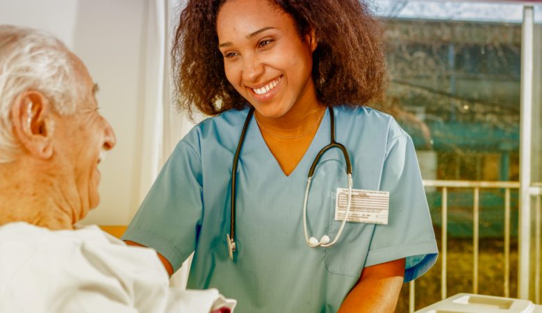 استخدام پرستار سالمند در منزل، هر آنچه باید بدانیم!