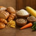 ۶. تفاوت رژیم بدون گلوتن برای کودکان و بزرگسالان چالش‌های اجرای رژیم برای کودکان اجرای این رژیم در کودکان بسیار حساس‌تر است، زیرا آن‌ها در مرحله رشد سریع قرار دارند و کمبود هر ماده مغذی می‌تواند اثرات طولانی‌مدت داشته باشد. کودکان به فیبر، ویتامین‌های گروه B و مواد معدنی مثل کلسیم و آهن برای رشد مغز و بدن نیاز زیادی دارند. محدود کردن آن‌ها بدون برنامه غذایی دقیق می‌تواند باعث کمبود انرژی، اختلال رشد و مشکلات رفتاری شود. راهکار اجرای ایمن جایگزینی نان معمولی با نان بدون گلوتن غنی‌شده با فیبر و ویتامین‌ها استفاده از غلات متنوع بدون گلوتن مثل برنج قهوه‌ای و ارزن پیگیری دوره‌ای آزمایش خون برای بررسی سطح مواد مغذی ۷. باورهای غلط رایج درباره رژیم بدون گلوتن تصور کاهش وزن قطعی یکی از شایع‌ترین تصورات غلط این است که رژیم بدون گلوتن الزاماً باعث کاهش وزن می‌شود. در صورتی که در بسیاری از موارد، محصولات بدون گلوتن از نظر کالری حتی بیشتر از نمونه‌های معمولی هستند. دیگر باورهای نادرست «رژیم بدون گلوتن برای همه سالم‌ترین گزینه است» → نادرست، چون حذف بی‌دلیل آن می‌تواند مضر باشد. «گلوتن ماده‌ای ناسالم و غیر ضروری است» → غلط، چون برای افراد سالم می‌تواند بخشی از یک رژیم متعادل باشد. ۸. خطر وجود گلوتن پنهان در رژیم بدون گلوتن منابع پنهان گلوتن حتی اگر نان و پاستا را حذف کنید، بازهم ممکن است گلوتن از طریق خوراکی‌های دیگر وارد بدن شود. برخی افزودنی‌ها، طعم‌دهنده‌ها و حتی داروها ممکن است با آرد گندم ترکیب شده باشند. نمونه‌های شایع سس سویا صنعتی سوپ‌های آماده و غلیظ‌کننده‌ها آب‌نبات‌ها و شکلات‌های خاص داروها و مکمل‌هایی که به‌عنوان حامل از آرد استفاده می‌کنند ۹. تأثیر رژیم بدون گلوتن بر ورزشکاران مزایا و معایب برای ورزشکاران ورزشکاران برای عملکرد بهتر به انرژی پایدار و گلیکوژن کافی نیاز دارند. گلوتن به‌خودی‌خود منبع انرژی نیست، اما غلات حاوی آن، کربوهیدرات‌های پیچیده فراهم می‌کنند که برای استقامت و ریکاوری حیاتی هستند. نکات کلیدی برای ورزشکاران اگر به گلوتن حساسیت ندارید، حذف آن ممکن است باعث کاهش انرژی شما شود. در صورت حذف، باید منابع جایگزین کربوهیدراتی مثل سیب‌زمینی شیرین، جو دوسر بدون گلوتن و برنج قهوه‌ای مصرف کنید. ۱۰. توصیه‌های نهایی برای تصمیم‌گیری آگاهانه چگونه بفهمیم این رژیم برای ما مناسب است؟ بررسی علائم پس از مصرف گلوتن (با ثبت در دفترچه غذایی) انجام آزمایش‌های لازم برای تشخیص سلیاک یا عدم تحمل مشورت با پزشک یا متخصص تغذیه قبل از حذف کامل