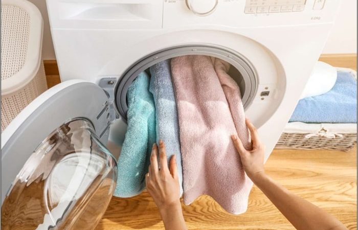 راهنمای جامع نحوه شستن حوله در ماشین لباسشویی